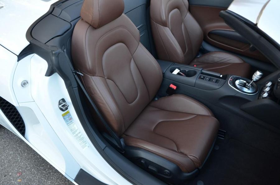 Интерьер Audi R8 Spyder 2011 года  (NA) (фото 39 из 59)